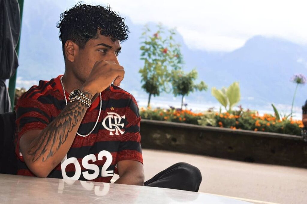 Rap Forte Ph3lll, rapper brasileiro morando na Suíça, lança single "Algema na Mão".