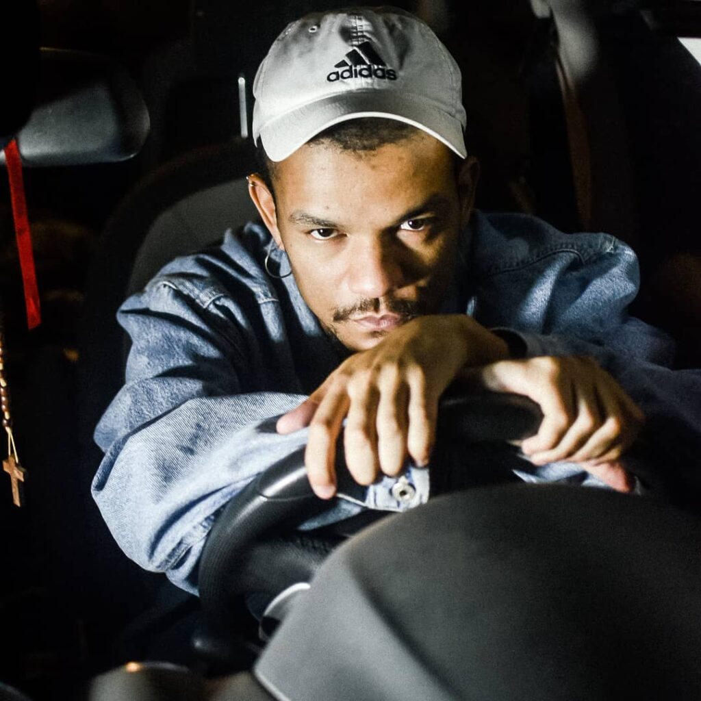 Rap Forte O MC carioca DC CalMob fecha o ano com chave de ouro lançando seu EP Guerra Do Sonho