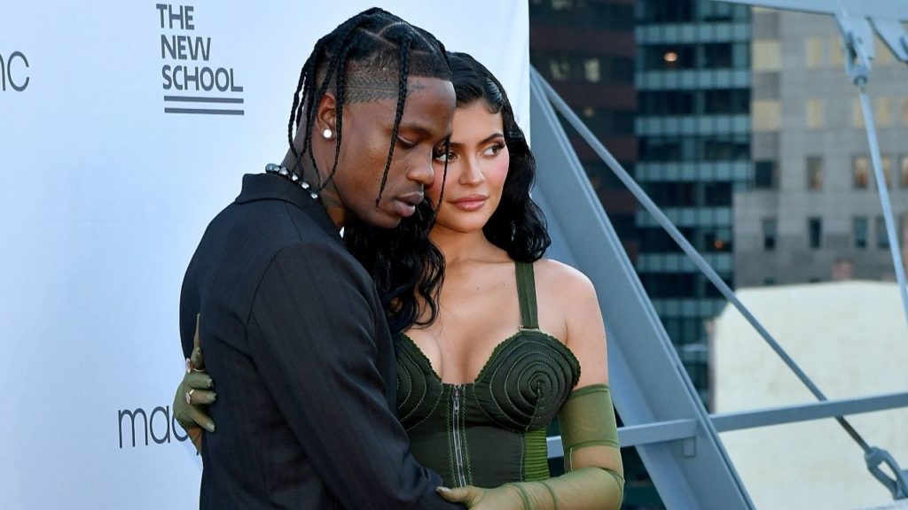 Rap Forte Travis Scott reaparece ao lado de Kylie Jenner em homengem por sua contribuição à moda