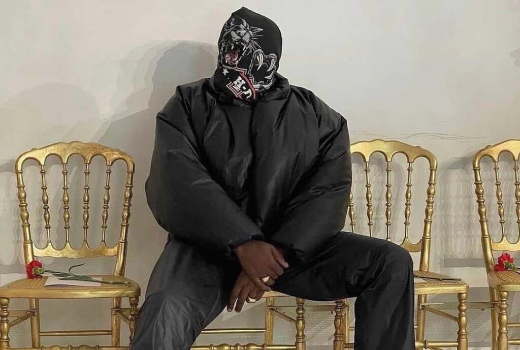 Rap Forte Kanye West rouba a cena ao aparecer encapuzado no desfile da Balenciaga em Paris