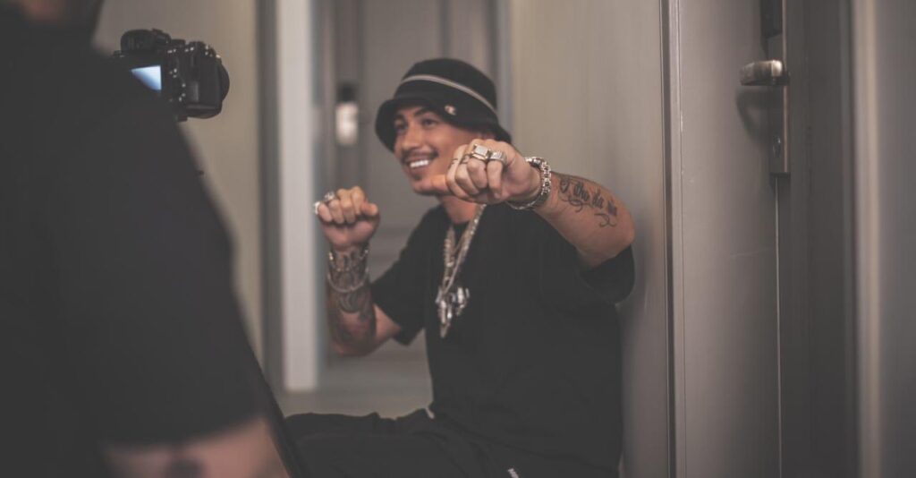 Rap Forte Felp 22 congela 20 dentes! O visual diferenciado é alusivo ao disco 'Gelato'