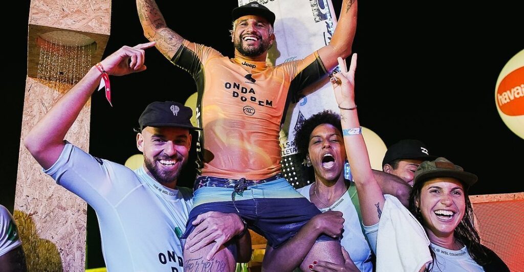 Rap Forte Papatinho participa do evento noturno "Onda do Bem" e surfa ao lado de campeões mundiais.