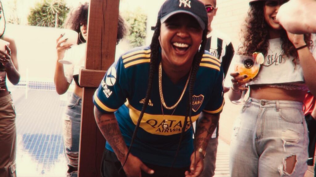 Rap Forte Clara Lima lança clipe de “Pros de Fé” com produção de Go Dassisti e Attlanta.