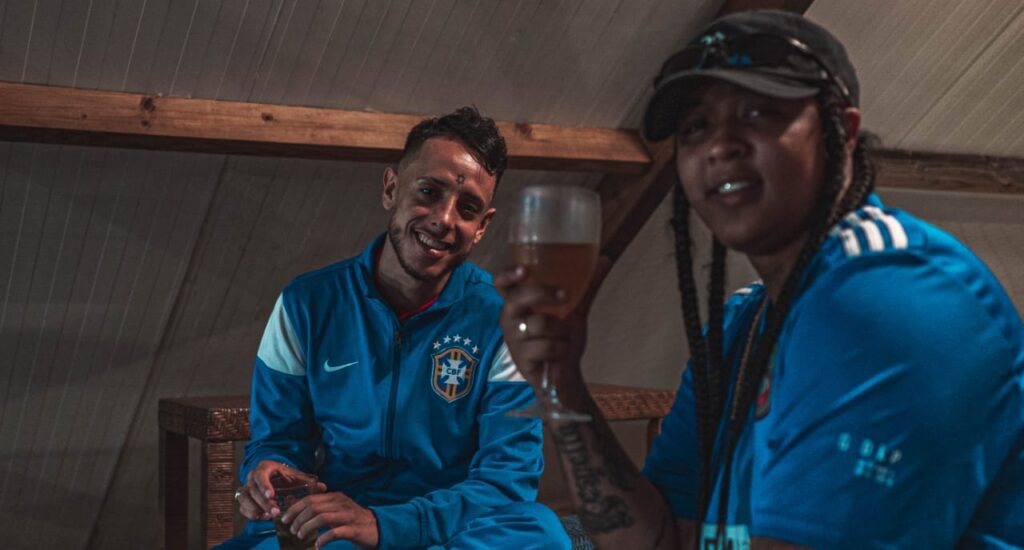 Rap Forte Karma e Clara Lima retratam as vivências das ruas de SC a BH no clipe de "A/X".