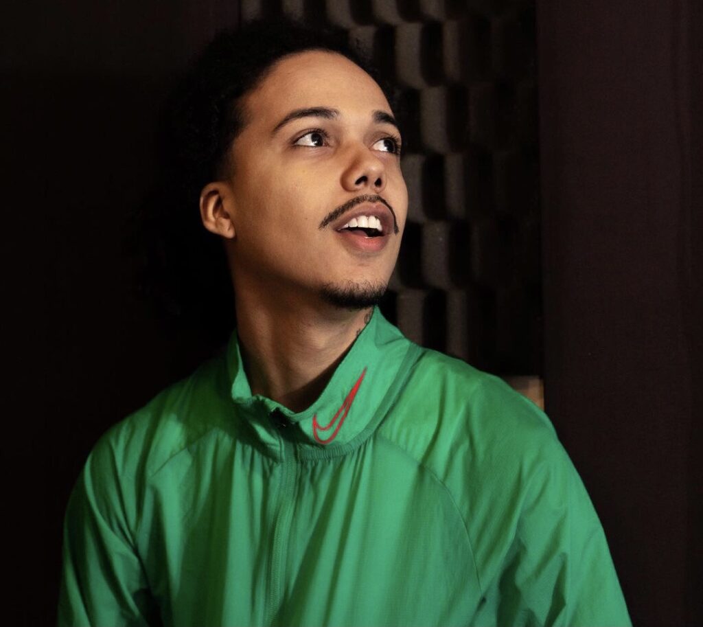 Rap Forte Sant marca definitivamente seu retorno a cena com o single “Entre Becos e Vielas”.