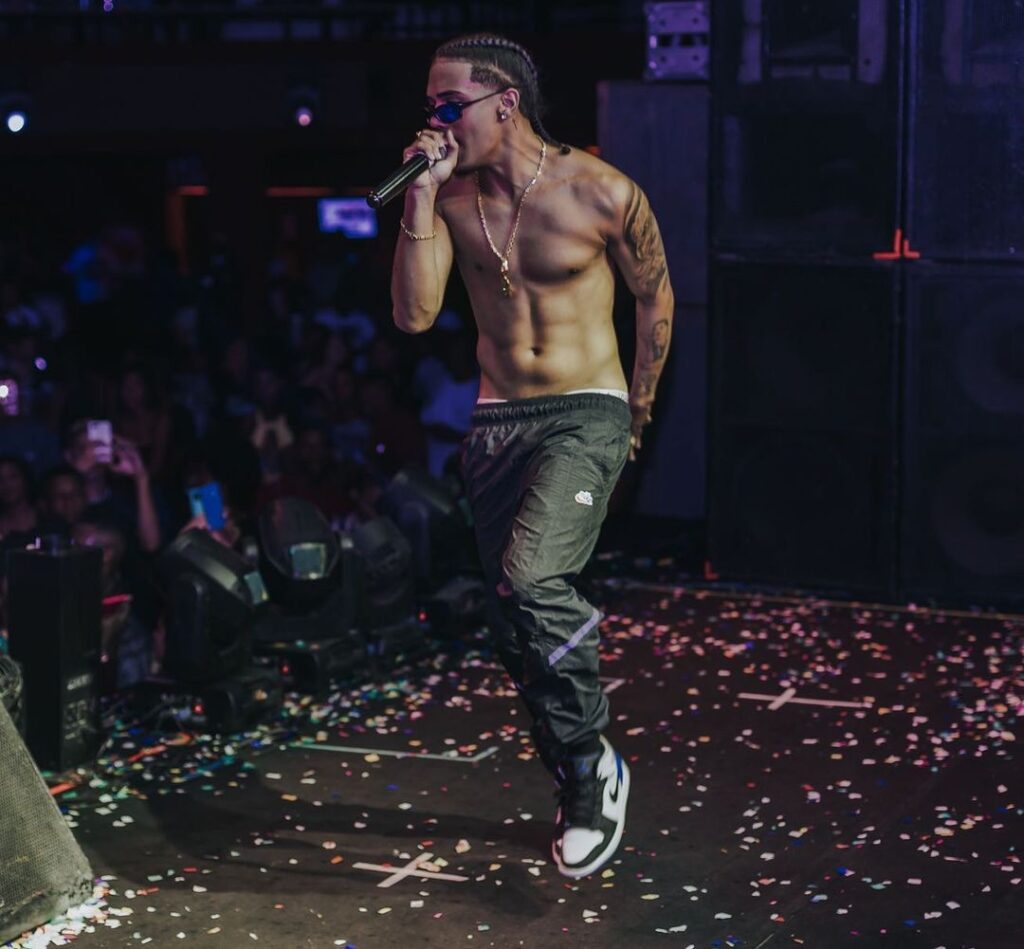 Rap Forte Ryan Realcria critica a falta de investimento em novos talentos e confessa ser alvo de preconceito por ser rapper.