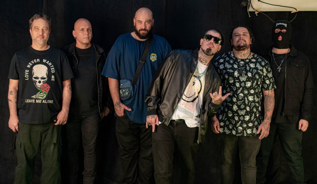 Rap Forte Os roqueiros do Detonautas se juntam ao rapper Gigante no Mic em "Político de Estimação".