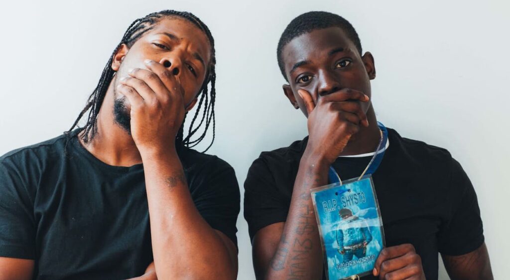 Rap Forte Rapper Rowdy Rebel, melhor amigo de Bobby Shmurda, é libertado da prisão após 6 anos.