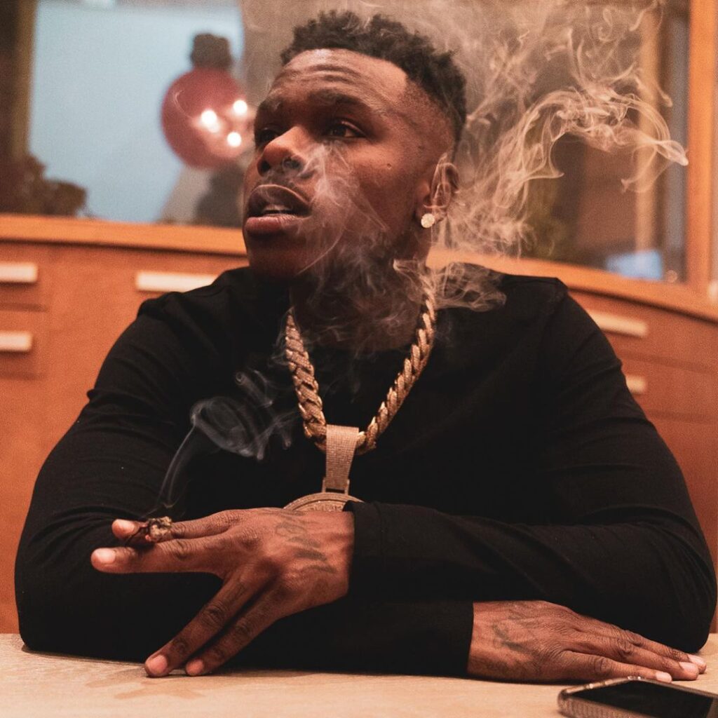 Rap Forte DaBaby é preso por porte de arma.