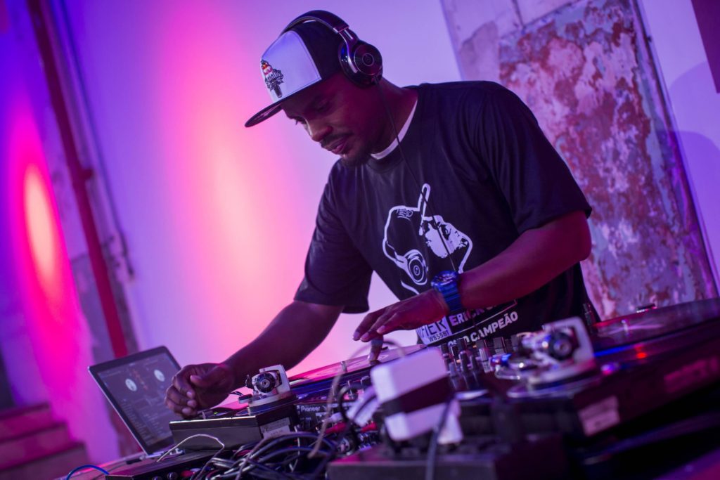 Rap Forte Dia mundial do DJ: Conheça 10 nomes do Brasil e do Mundo.