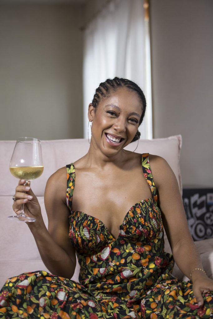 Rap Forte Negra Li fala sobre sexo em seu quadro do IGTV "Só Uma Tacinha"