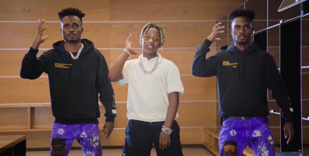 Rap Forte MC Caverinha lança o clipe de "212 VIP" gravado no estádio do Corinthians.