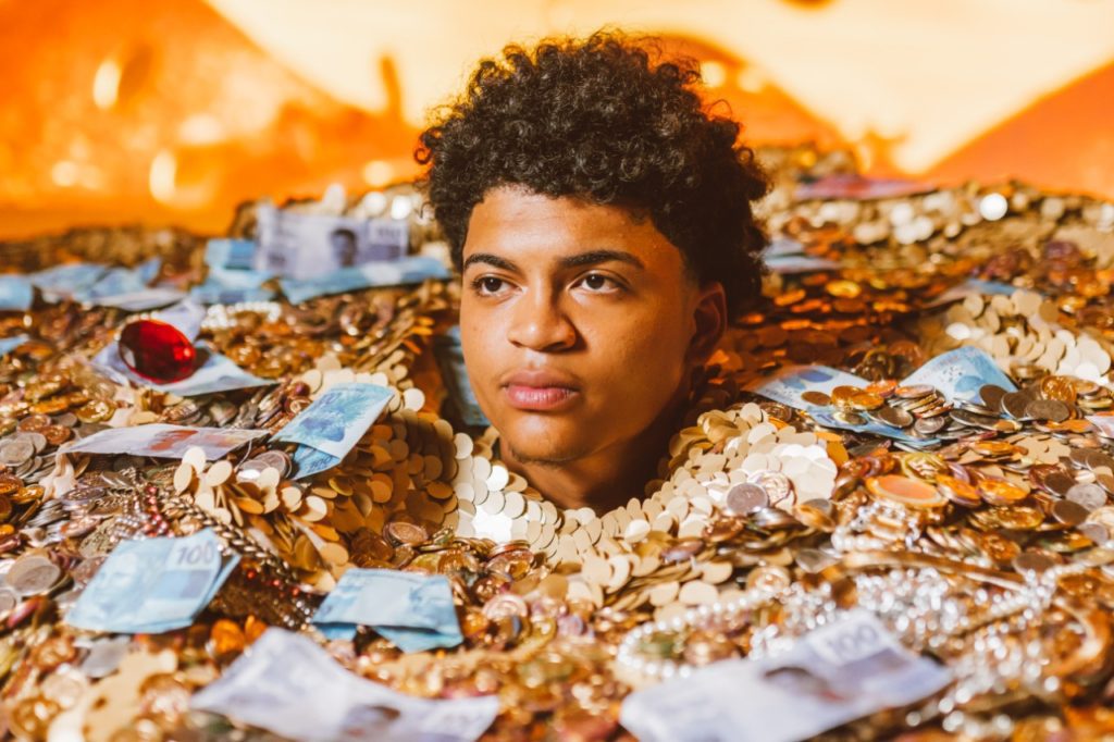 Rap Forte Jovem Dex conclui o lançamento do álbum 'ÉTPM!?' carregado de referências nordestinas e vivências particulares