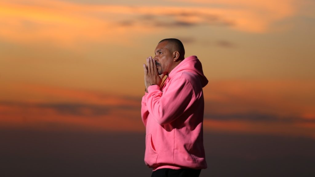 Rap Forte Dexter faz homenagem à mãe no audiovisual “Sem Você”