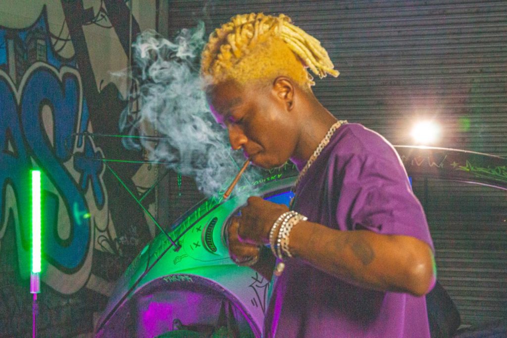 Rap Forte Ecologyk se junta a Yunk Vino em "Atriz" na reestreia do projeto KM