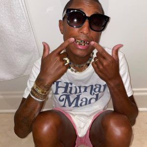 Rap Forte Pharrell Williams coloca joia avaliada em mais de R$ 500 mil nos dentes