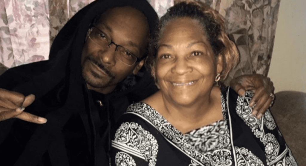 Snoop Dogg pede para que fãs orem por sua mãe lutando pela vida | Rap Forte