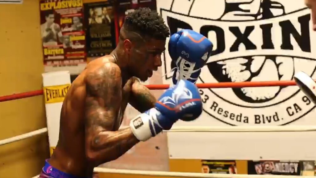 Rap Forte Blueface agride fã que tentou atacá-lo em luta