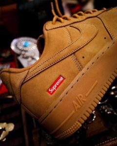 Rap Forte Supreme apresenta novo Air Force 1 com Box Logo na lateral