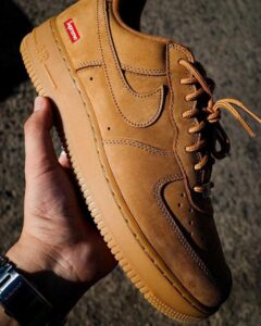 Rap Forte Supreme apresenta novo Air Force 1 com Box Logo na lateral