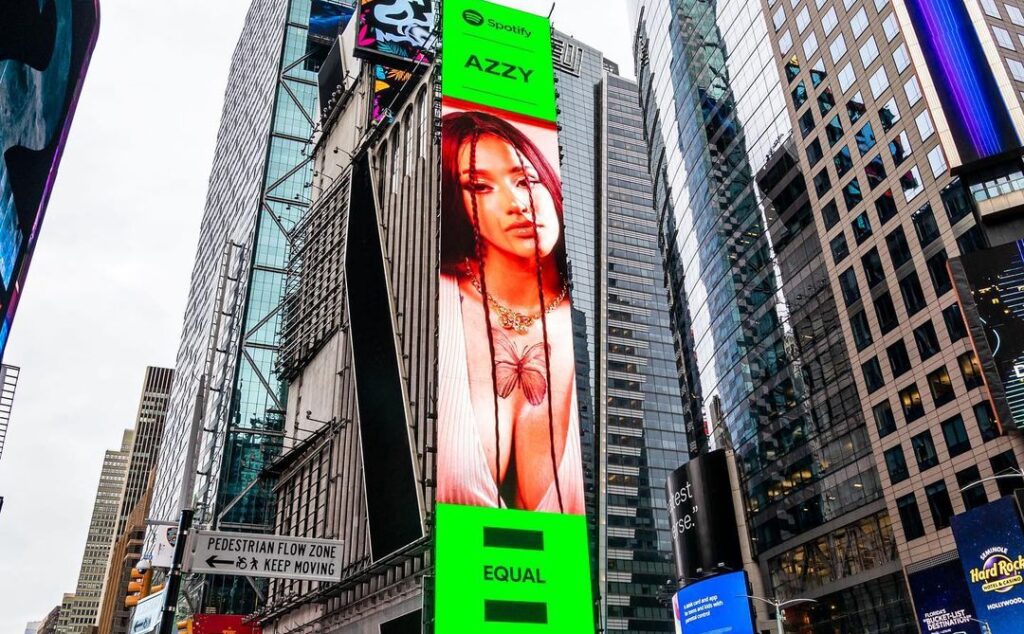Rap Forte Azzy estampa o telão da Times Square
