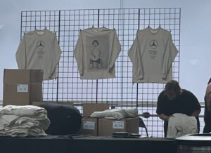 Rap Forte Kanye West ganhou aparentemente US $7 milhões com merch de "Donda"