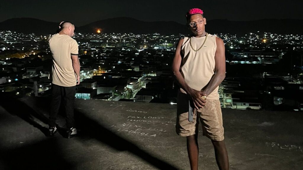 Rap Forte VH Diniz e Lim Hawk da BomChá Records são recebidos na Vila Kennedy pela equipe audiovisual da Distrito 23