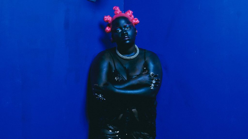 Rap Forte Uzi Freyja apresenta seu primeiro álbum e transforma dor em força no rap francês