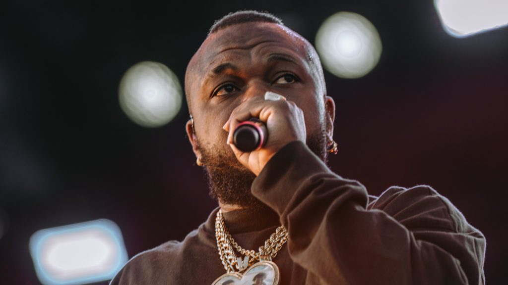 Rap Forte Djonga faz discurso potente no Rap In Cena e denuncia perseguição contra o hip hop e o funk